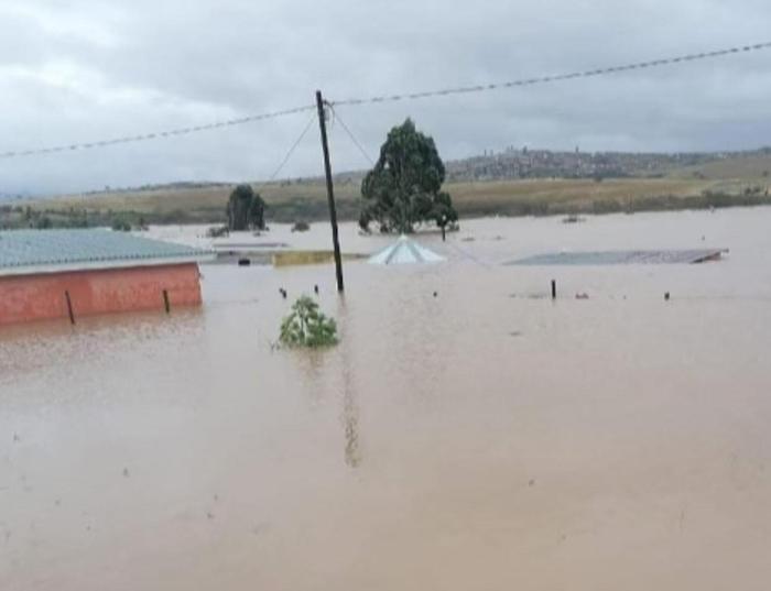 南非东开普省遭遇洪灾与暴雪 致7人死亡