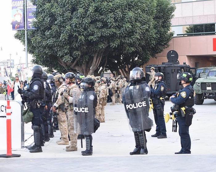 洛杉矶200名海军陆战队员迁至联邦大楼 将接管该地点全面行动