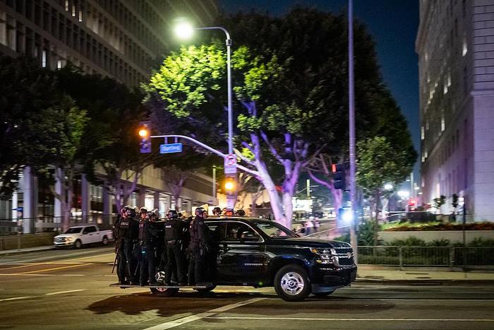 【蜗牛棋牌】美国洛杉矶市长解除市中心宵禁