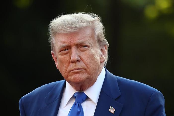 美国总统特朗普与法国总统马克龙谈论乌克兰问题