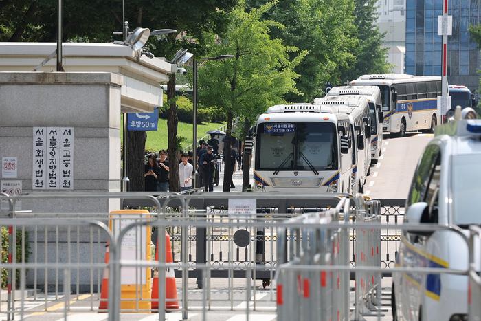 韩国前总统尹锡悦抵达法院 出席拘留令必要性审查