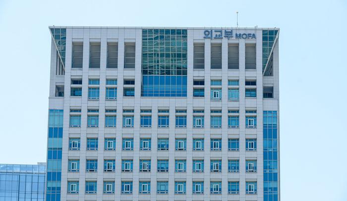 特朗普索要100亿美元驻韩军费 韩方：将遵守现有协定