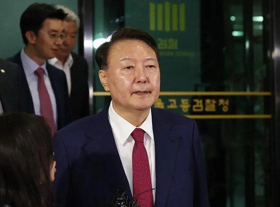 韩国前总统尹锡悦被收押，身边人士称其糖尿病药物服用量减半，或申请前往外部医院治疗，特检组突查其住宅，金建希独自在家