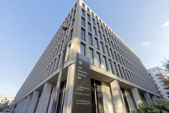 美国最高法院允许特朗普政府在教育部实施大规模裁员