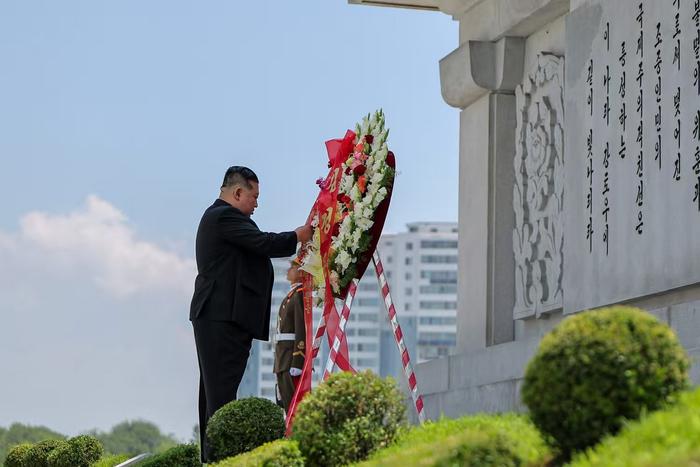 金正恩参谒中朝友谊塔并献花圈