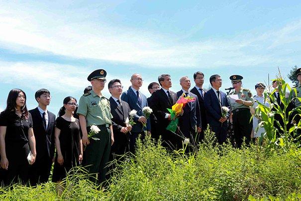 驻朝大使特意路经龙源里，凭吊曾在三所里、龙源里阻击战中英勇牺牲的志愿军烈士