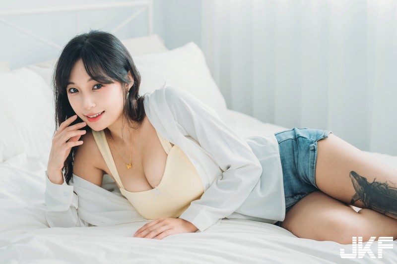 【蜗牛棋牌】巨乳女友「安然」在家撒嬌求抱抱，低胸背心和熱褲露「窈窕曲線」！