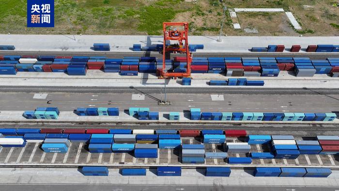【蜗牛棋牌】中欧班列“东通道”今年累计通行突破3000列 运货超30万标箱