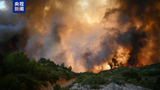 西班牙多地发生山火 过火面积超5000公顷