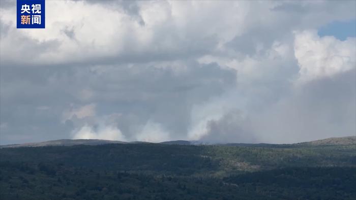 加拿大山火持续燃烧 百余栋房屋被毁 数千名居民撤离