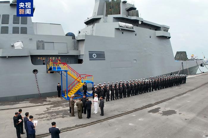 金正恩视察“崔贤”级驱逐舰 了解武器系统测试过程