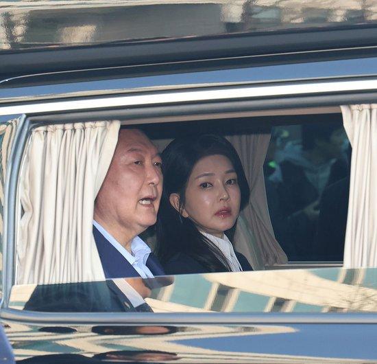 “玄学”人士长期活跃身边，韩媒批评尹锡悦夫妇“迷信干政”