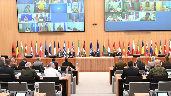 北约举行成员国防长会 确认支持乌克兰