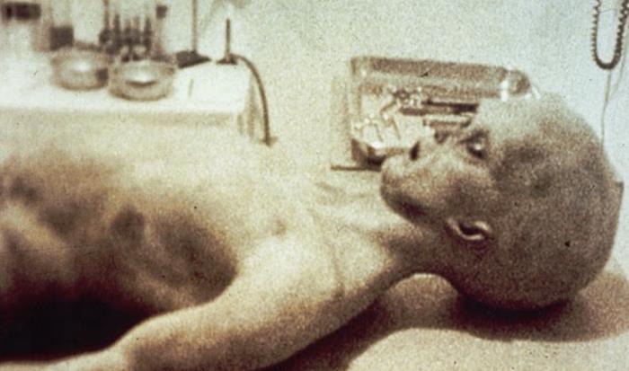 【蜗牛棋牌】欲揭30年前“外星人尸检”谜团,英电视台推新纪录片:当年是完全捏造还是情景复原?