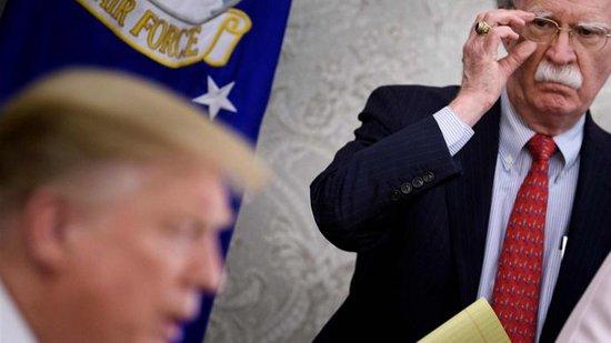 白宫恩仇录！特朗普的“死对头”博尔顿被FBI“抄家”