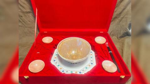 【蜗牛棋牌】印媒披露莫迪访日赠礼：送石破茂月光石碗，赠其夫人羊绒披肩