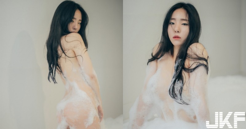 【蜗牛棋牌】國王的新衣！「白嫩美乳正妹」上空泡泡衣超香豔，「一絲不掛」詮釋冷豔的激情！