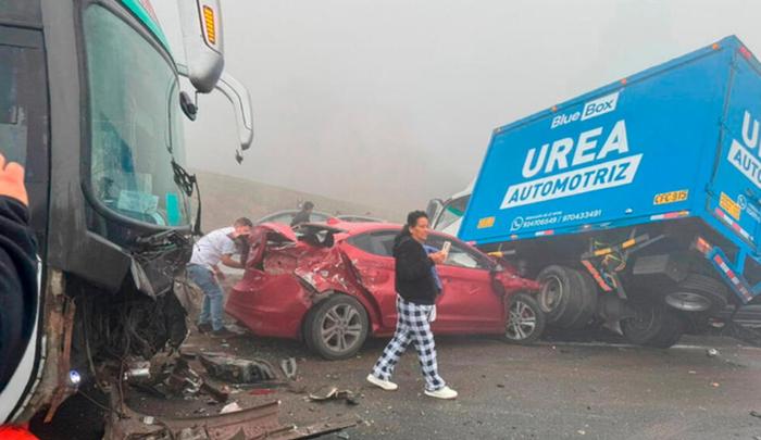 秘鲁泛美公路发生连环车祸 造成人员伤亡