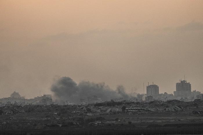 以军空袭加沙城 又一高层建筑被夷为平地