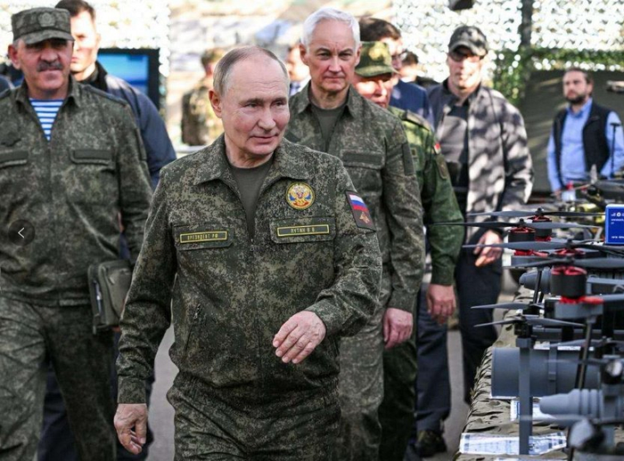 普京身着军装出席俄白“西方-2025”联合军演