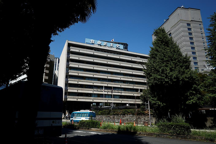 日本自民党新总裁选战在即 有权投票党员数锐减