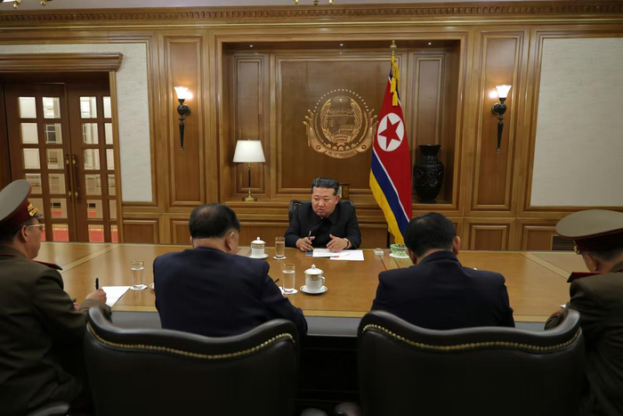 金正恩会见核部门科技人员 指导有关核武器生产协议会