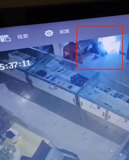 “摸金校尉”打地道潜入缅甸佤邦一金店行窃，将金器打包后从下水道逃跑，当地警方回应