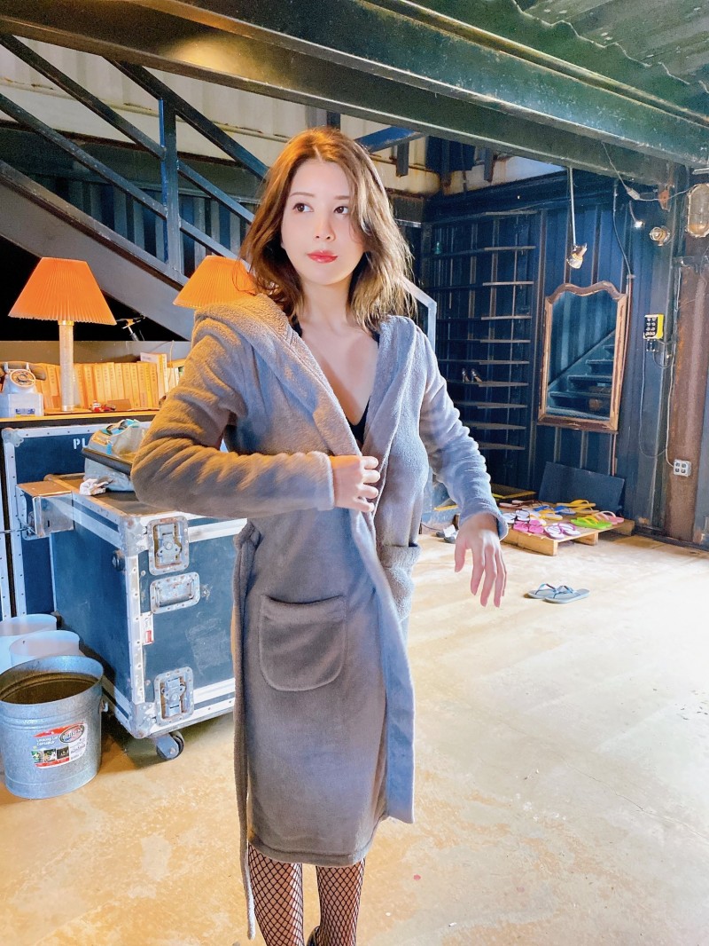 穿上浴袍了!凪ひかる(凪光)开始工作了?!【EV扑克下载】