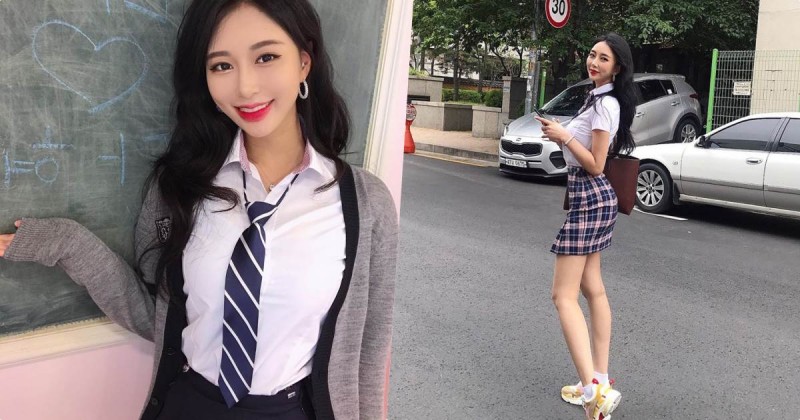 【蜗牛棋牌】高顏值制服辣妹「有兇猛乳量」，九頭身好比例狂讓人回頭！