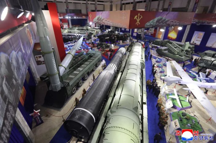 金正恩参观武器装备展览会 登上“崔贤”号驱逐舰