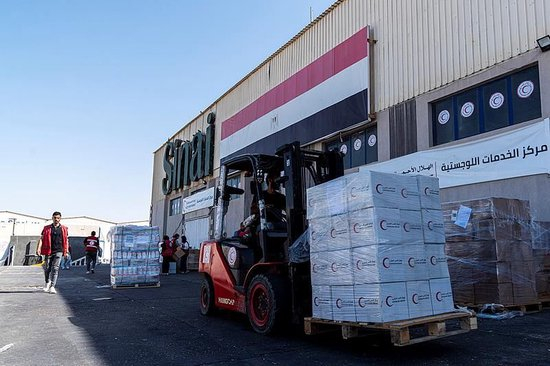 援助物资排起长龙 加沙“生命通道”重开一波三折