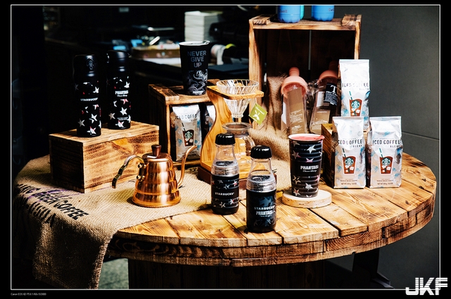 【蜗牛棋牌】周杰倫捧星巴克　聯名商品開賣