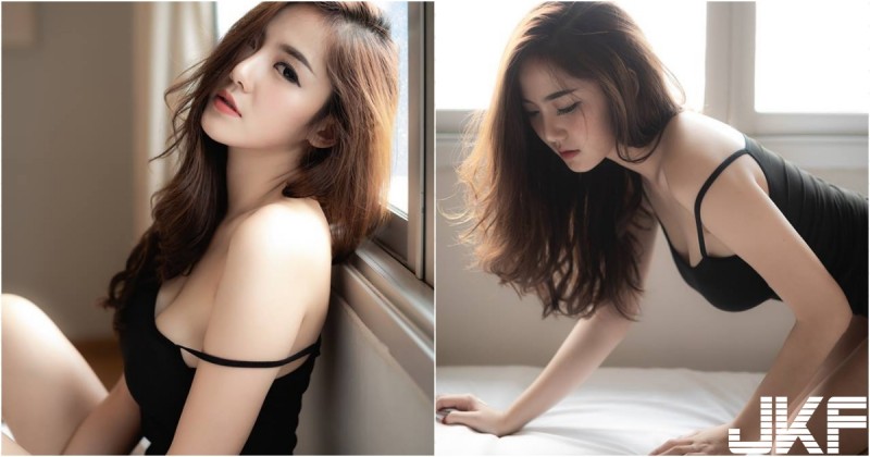 【蜗牛棋牌】「白嫩大奶正妹」在家發呆日常！黑色細肩帶「爆乳小背心」彎腰就超狂！裡面沒穿啊！