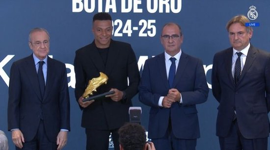 【蜗牛棋牌】生涯首次获奖!姆巴佩领取24-25赛季欧洲金靴,皇马全队到场支持