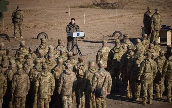 【蜗牛棋牌】乌军集结举行颁奖典礼,突然遭袭多人死亡