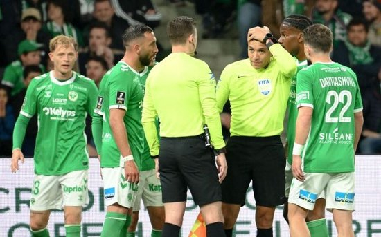 往球场扔硬币 巴黎人报：圣埃蒂安球迷砸到裁判被判七个月缓刑