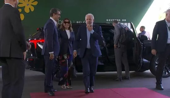 【蜗牛棋牌】美媒:“卢拉乘中国电动汽车抵达会场”