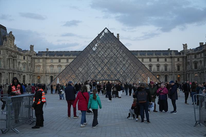 【蜗牛棋牌】马克龙：对侦破卢浮宫盗窃案充满信心 将彻底重塑安保