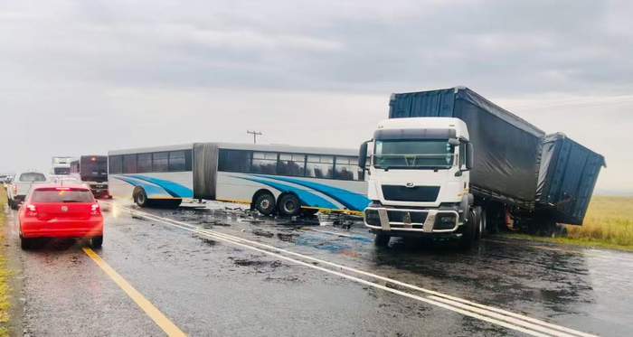 【蜗牛棋牌】南非自由州省两车相撞 已致10死多伤