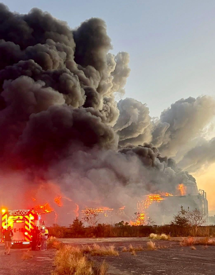 【蜗牛棋牌】美国得州一退役发电厂发生大火 浓烟弥漫多地