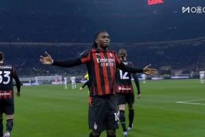 【蜗牛棋牌】联赛12轮不败!米兰1-0拉齐奥先赛暂登顶 莱奥破门囧叔补时染红