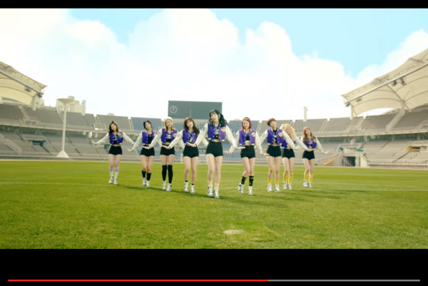 【蜗牛棋牌】TWICE大玩「角色扮演」　子瑜優雅、俏皮4造型美翻！