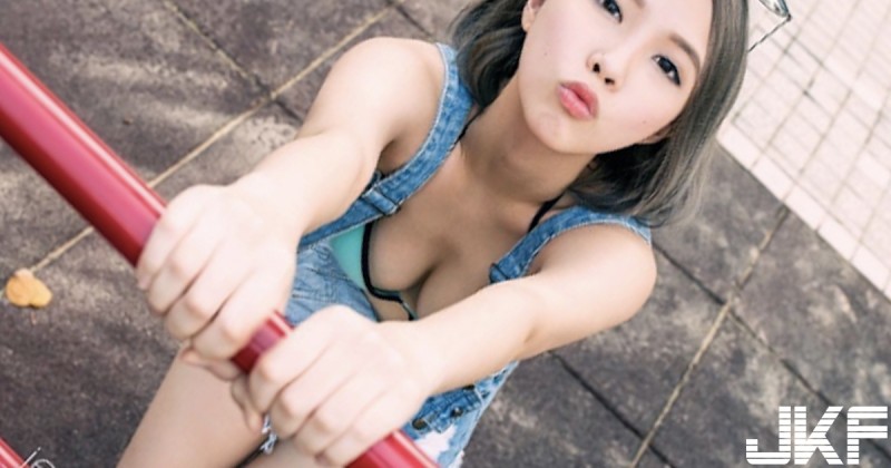 【蜗牛棋牌】太正了！「地方的公園」驚見正妹「著內衣玩單槓」好胸猛！路人都不知道眼睛該擺哪啦～