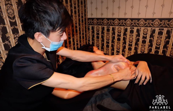 【蜗牛棋牌】超猛！原來現在泰國流行「按摩胸部」，搓胸揉奶90分鐘，看完我都想當學徒了….