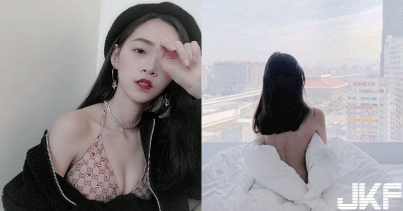 【蜗牛棋牌】太惹火！正妹居家「男友視角」睡眼惺忪好慵懶，「背殺床照」意圖讓人無法下床！