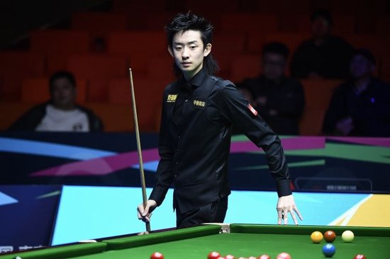 【蜗牛棋牌】有惊无险!吴宜泽6-4霍尔特,晋级斯诺克英锦赛16强