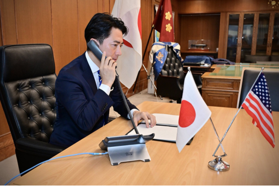 【蜗牛棋牌】小泉进次郎与美防长通话照被指“摆拍”,日本网民讽刺:表演也得拿根笔吧
