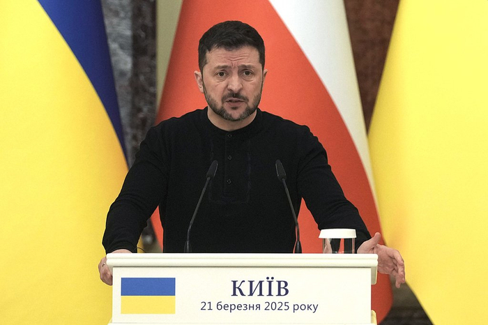 【蜗牛棋牌】乌军称用无人机奔袭近2000公里击中俄方军舰!泽连斯基发声