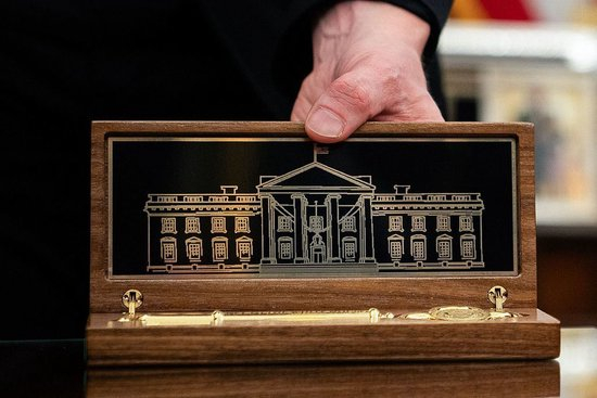 【蜗牛棋牌】特朗普送李在明“白宫金钥匙”