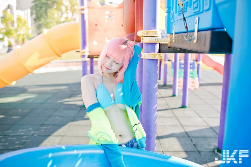 【蜗牛棋牌】帶她出去玩！粉髮俏女友「咖咖」比基尼逛公園，大秀南半球好風光～